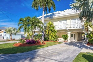 Unclassified image, 4 of 31, button