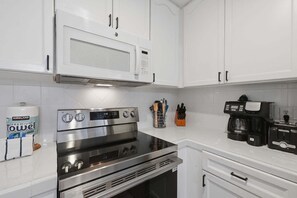 Wasserkocher mit Kaffee-/Teezubehör, Kühlschrank, Mikrowelle, Herdplatte