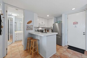Coffee/tea maker, fridge, microwave, stovetop