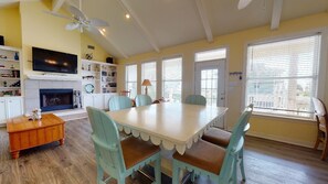 Dining - Clamdigger: 3  BR, 3  BA House in Crystal Beach, Sleeps 10 (Crystal Beach)