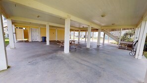 Terrace/patio - Clamdigger: 3  BR, 3  BA House in Crystal Beach, Sleeps 10 (Crystal Beach)