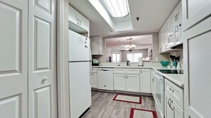 Jääkaappi, mikroaaltouuni, uuni, astianpesukone