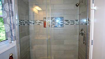 Douche, sèche-cheveux, serviettes fournies