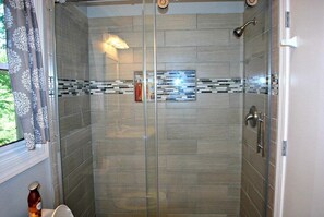 Een douche, een haardroger, handdoeken