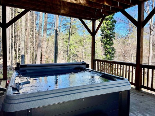 New River Haven- Riverfront, Hot Tub, Dog Friendly, Firepit, WiFi, River Tubes, Smart TV's, Games