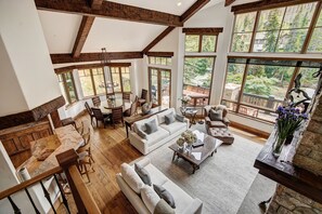 TV, caminetto, lettore DVD, impianto stereo