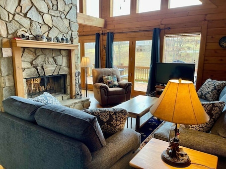 智能电视、壁炉、桌上足球. Appalachian Mist - Riverfront, Hot Tub, Wood Fireplace, Small Dog Friendly, Fire Pit, Foosball