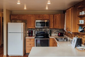 Coffee/tea maker, fridge, microwave, oven - Appalachian Mist - Riverfront, Hot Tub, Wood Fireplace, Small Dog Friendly, Fire Pit, Foosball (West Jefferson)