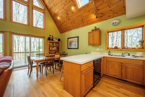 Fridge, microwave, oven, stovetop - Peaceful Dog Friendly Escape w/ Dock & Fire Pit (Swanton)