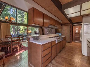 Réfrigérateur, four à micro-ondes, un four, surface de cuisson