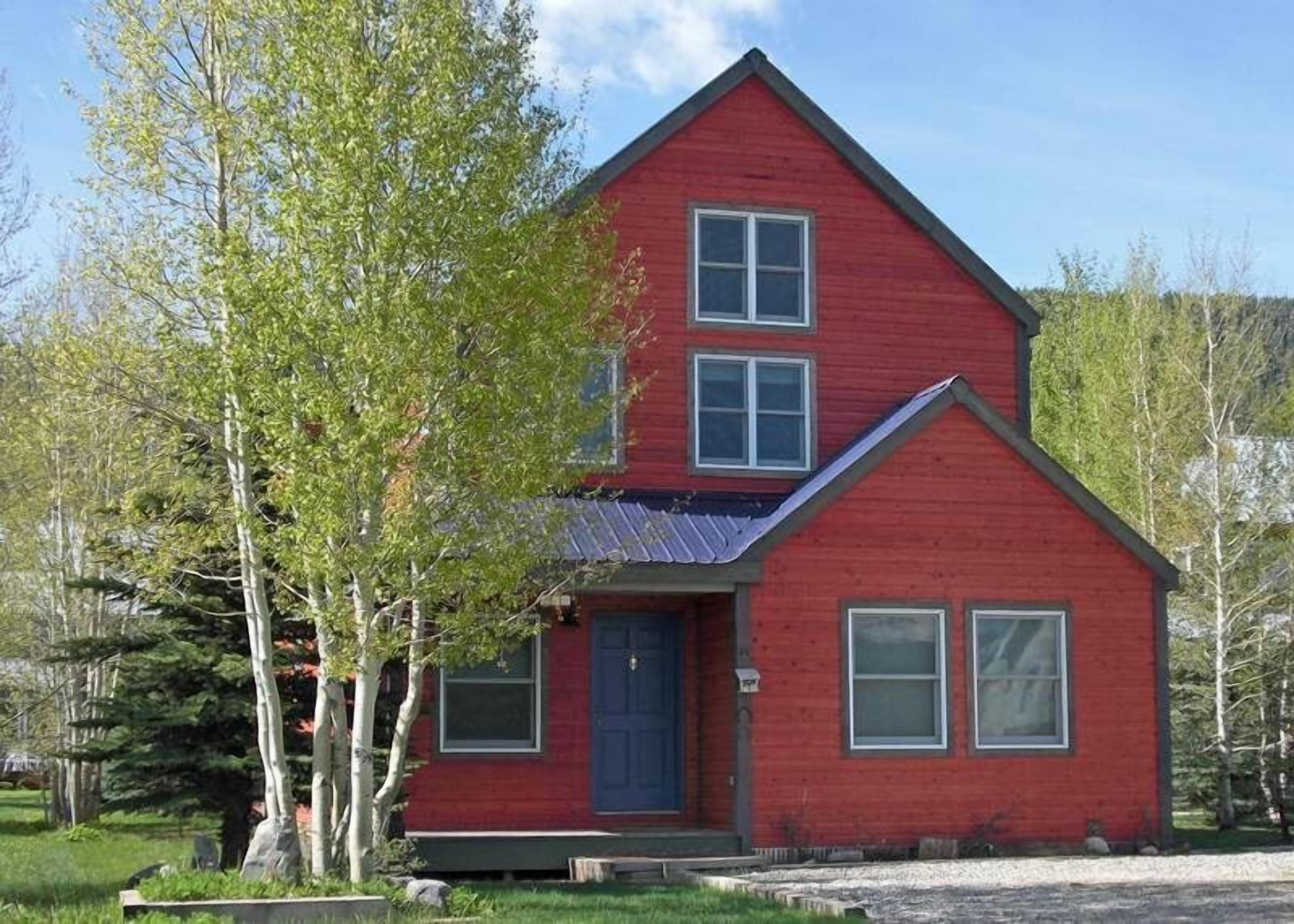Crazy Horse! Quiet dead-end street & perfect for pets. Private HOT TUB!