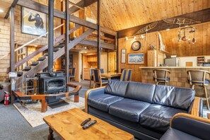 Fernseher, Kamin, DVD-Player