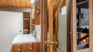 SĂšche-cheveux, serviettes fournies, savon, shampoing