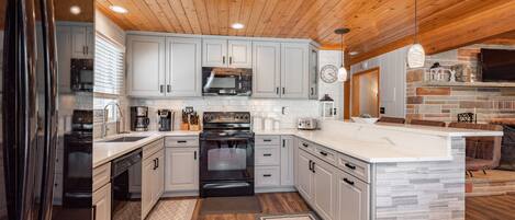 Een koelkast, een magnetron, een oven, een kookplaat