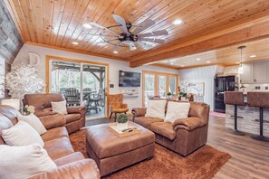Smart TV, fireplace, video games, DVD player - Rustic Lake Getaway Just Steps to Wisp & Fun (MCHENRY)