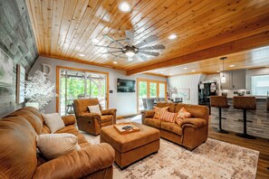 Smart TV, fireplace, video games, DVD player - Dog Friendly Getaway Just Steps to Wisp & Fun (MCHENRY)