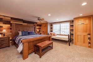 4 makuuhuonetta, työpöytä, ilmainen Wi-Fi, vuodevaatteet