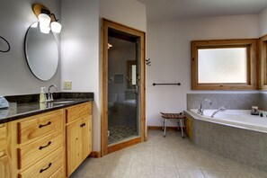 Combined shower/tub, jetted tub, towels - CHEROKEE DREAM - SECLUDED MTN VIEW, POOL TABLE, AIR HOCKEY, FIRE PIT, SCREENED PORCH (Epworth)