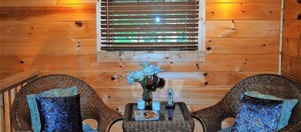 Tilpasset tømmerhytte m / 4 soverom, kjæledyrvennlig, badestamp, WIFI, dekket dekk, gamer, peis