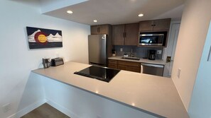 Réfrigérateur, micro-ondes, four, plaque de cuisson