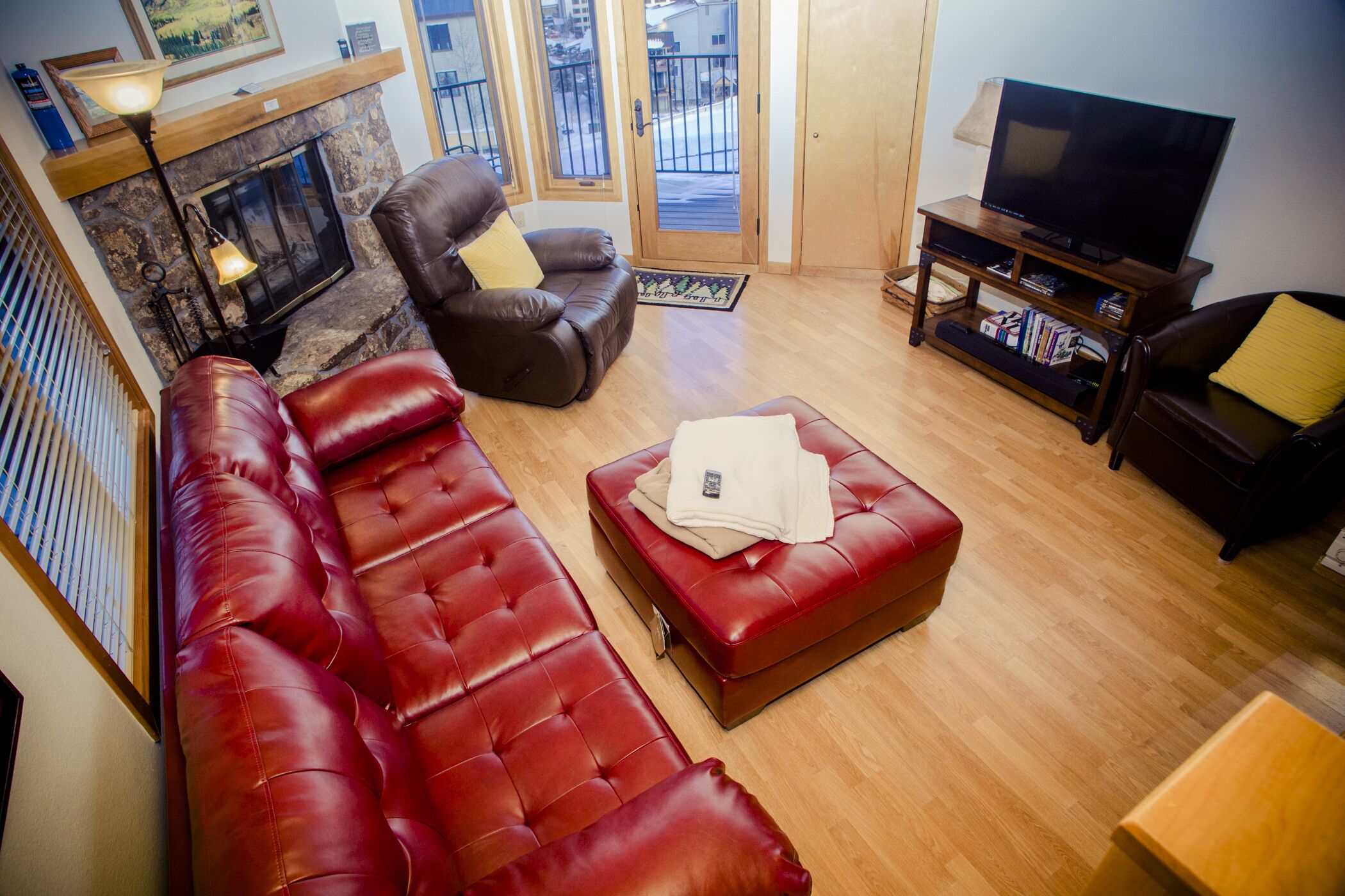 TV, fireplace