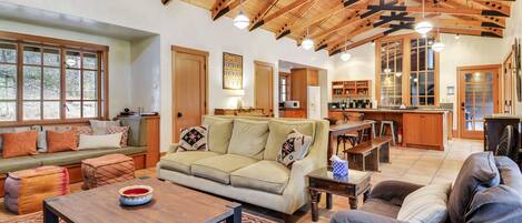 Télévision, cheminée, lecteur de DVD, table de tennis de table