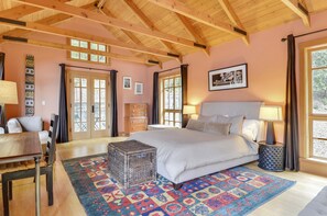 7 bedrooms, iron/ironing board, WiFi, bed sheets - Stunning Country Retreat, Pool, Hottub, Views, 92 Acres (Forestville)