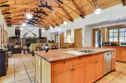 Stunning Country Retreat, Pool, Hottub, Views, 92 Acres