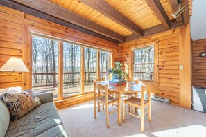 Smart-TV, Kamin, DVD-Player, Tischtennisplatte