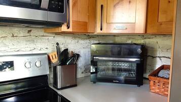 Jääkaappi, mikroaaltouuni, uuni, liesi