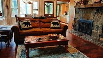 Älytelevisio, takka, pöytäjalkapallopöytä, pöytätennispöytä