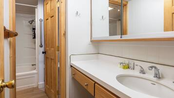 SĂšche-cheveux, serviettes fournies, savon, shampoing