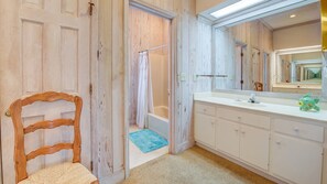 Combined shower/bathtub, towels