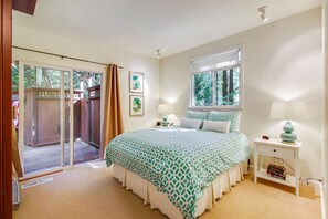 3 bedrooms, iron/ironing board, WiFi, bed sheets - Forest Retreat, Private, Redwoods, Hot Tub, The Great Outdoors (Cazadero)