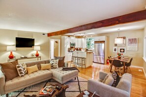 Smart TV, fireplace, DVD player, stereo