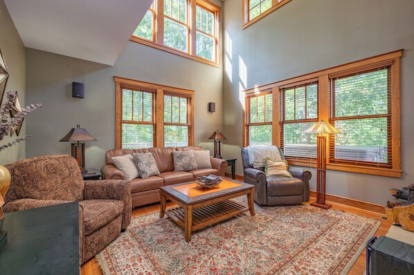 Smart TV, fireplace, DVD player, stereo