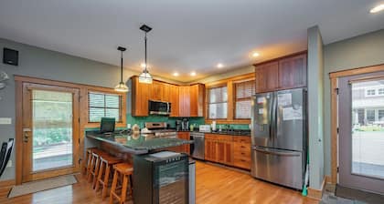 Triple-T Lodge: Lake Area, Hot Tub, Pool Table, Gas Grill!