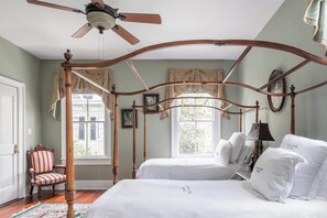 4 bedrooms, desk, iron/ironing board, free WiFi