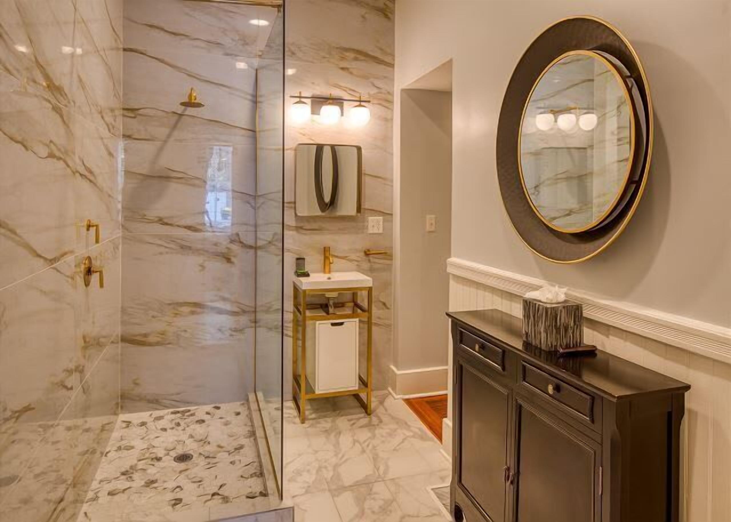 Bathtub, hair dryer, towels, shampoo