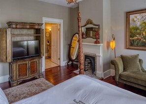 4 bedrooms, desk, iron/ironing board, free WiFi