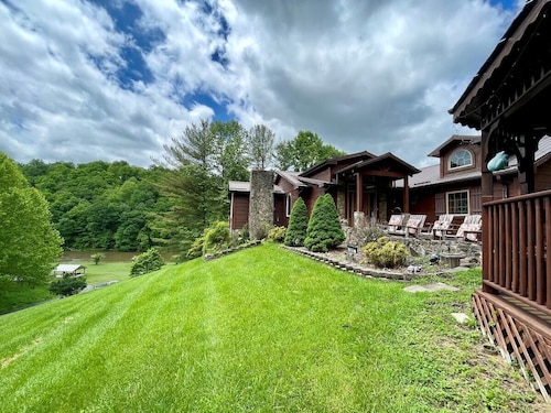 River Hill - River Access, Dog Friendly, Pool Table, WIFI, River View, Gas Fireplace, Mtn Views