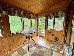 Interior - River Hill - River Access, Dog Friendly, Pool Table, WIFI, River View, Gas Fireplace, Mtn Views (Crumpler)