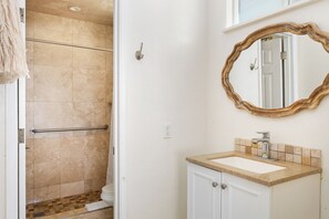 Séchoir à cheveux, serviettes fournies