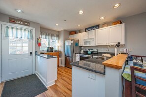 Fridge, microwave, oven, stovetop - Lakefront Townhome w/ Sunrise Views & Hot Tub (McHenry)