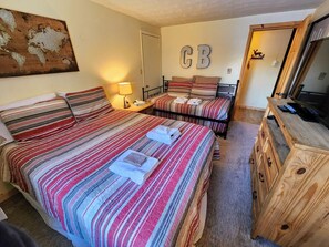 2 bedrooms, free WiFi, bed sheets - Charming condo on the free shuttle loop with a pool & hot tub! Great location! (Mt. Crested Butte)