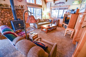 Een televisie, een open haard, een dvd-speler en tafelvoetbal