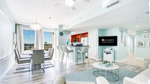 Ein geräumiges Wohnzimmer mit Essbereich, einer Küche und Blick ins Freie.
