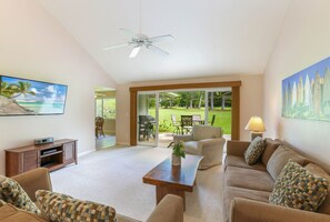 テレビ、DVD プレーヤー、書庫