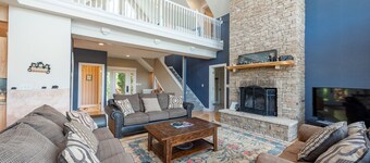 Cozy & Bright Family Fun w/ Pool Table & Fireplaces