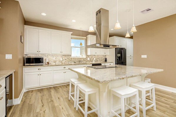 Full-sized fridge, microwave, oven, stovetop - The Flight Deck: 4  BR, 3  BA House in Port Bolivar, Sleeps 12 (Port Bolivar)